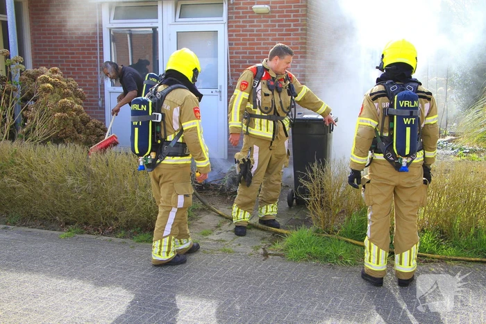 Brand naast woning snel geblust