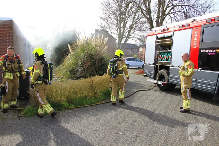 Brand naast woning snel geblust