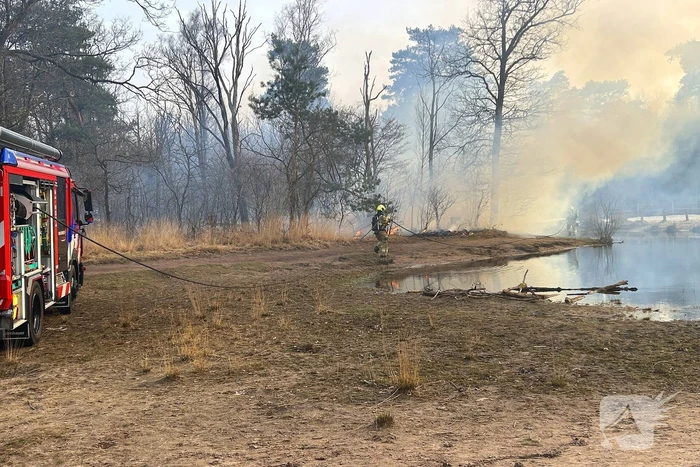Brandweer strijdt tegen natuurbrand