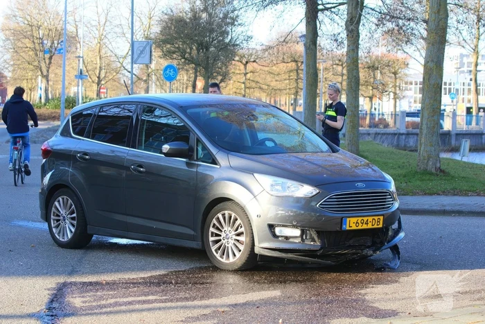 Botsing tussen auto en motor veroorzaakt valpartij