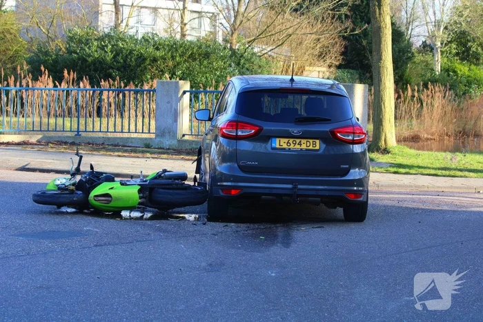 Botsing tussen auto en motor veroorzaakt valpartij