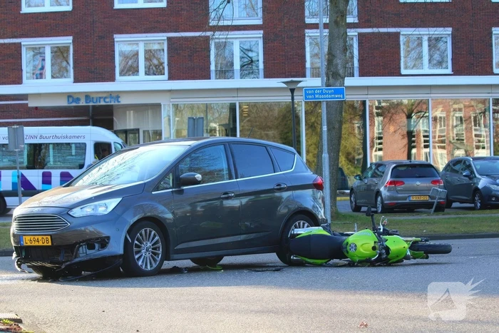Botsing tussen auto en motor veroorzaakt valpartij