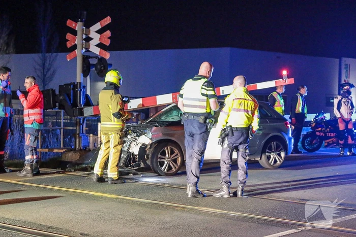 Auto zwaar beschadigd bij aanrijding met trein