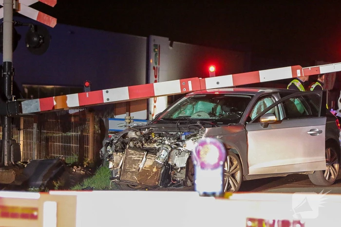 Auto zwaar beschadigd bij aanrijding met trein
