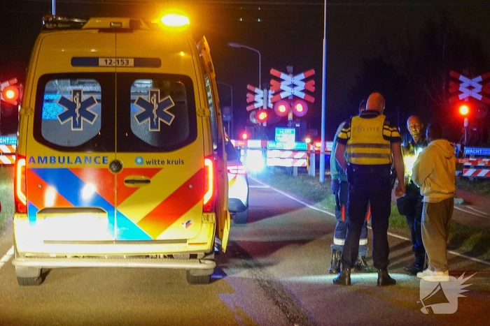 Auto zwaar beschadigd bij aanrijding met trein