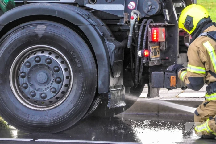 Brandmelding bij vrachtwagen door vastgelopen rem