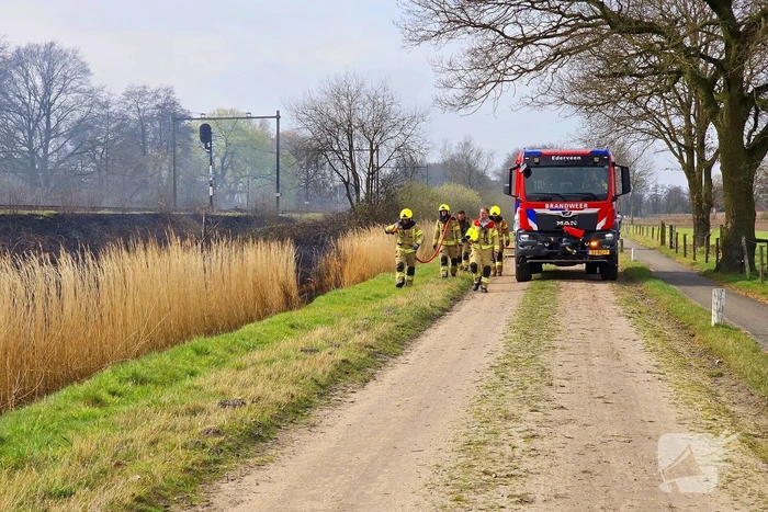 Bermbrand breid zich tientallen meters uit