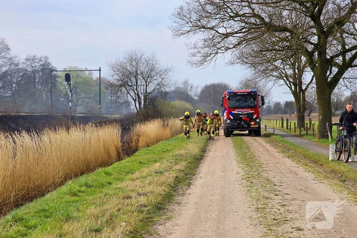 Bermbrand breid zich tientallen meters uit