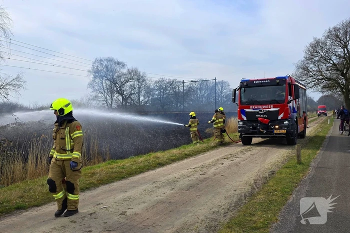 Bermbrand breid zich tientallen meters uit