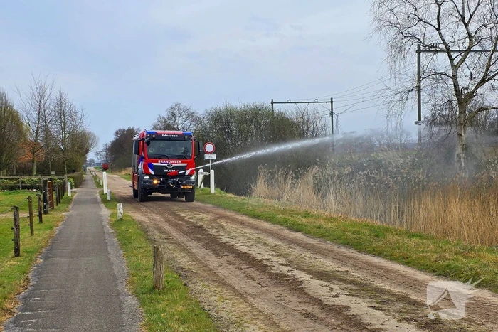 Bermbrand breid zich tientallen meters uit
