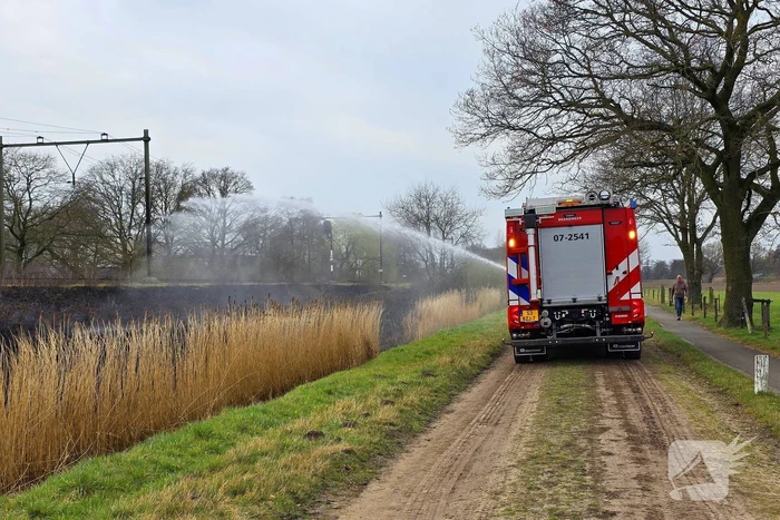 Bermbrand breid zich tientallen meters uit