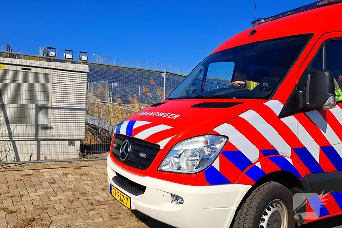 Brandweer redt schaap uit hek