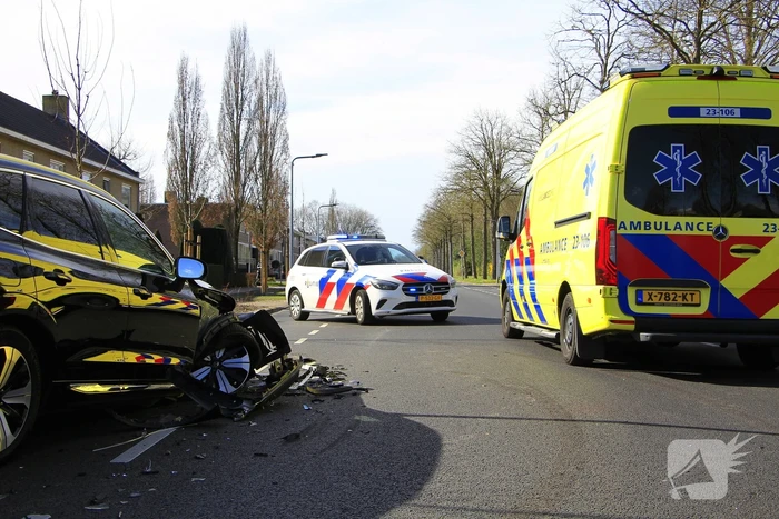 Veel schade bij frontale botsing tussen auto's