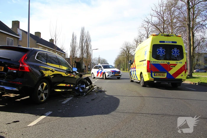 Veel schade bij frontale botsing tussen auto's