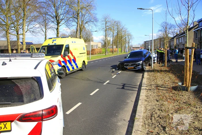 Veel schade bij frontale botsing tussen auto's