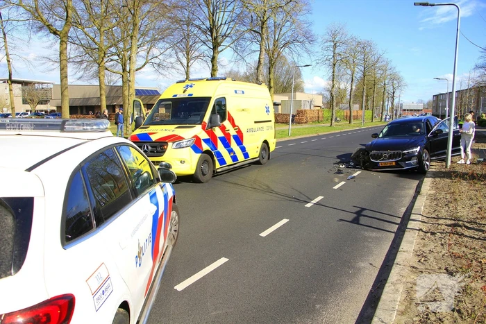 Veel schade bij frontale botsing tussen auto's