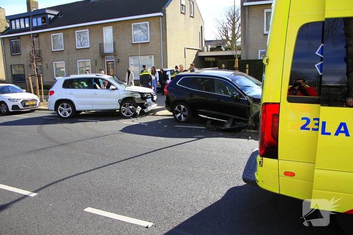 Veel schade bij frontale botsing tussen auto's