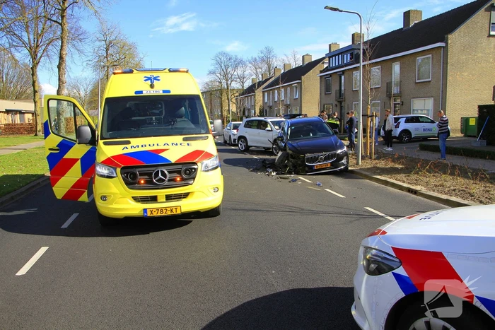 Veel schade bij frontale botsing tussen auto's