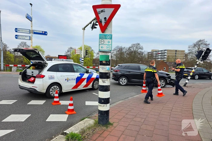 Automobilist klapt op verkeerslicht