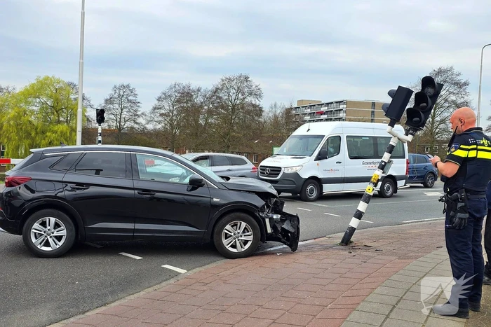 Automobilist klapt op verkeerslicht