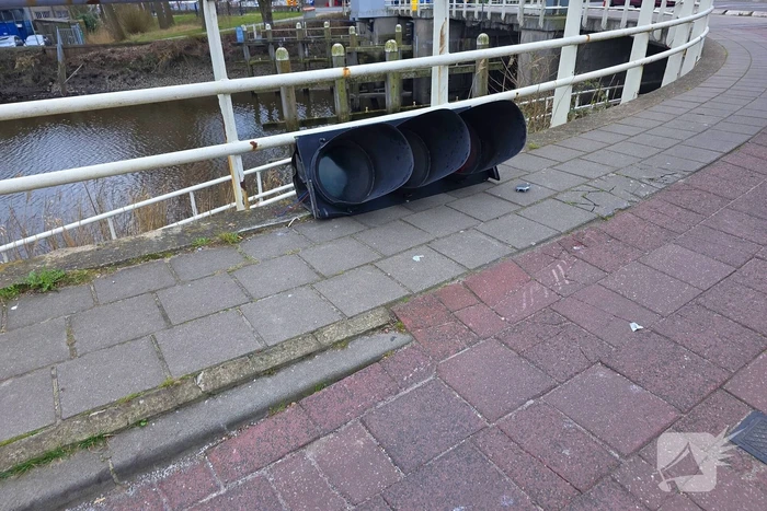 Automobilist klapt op verkeerslicht