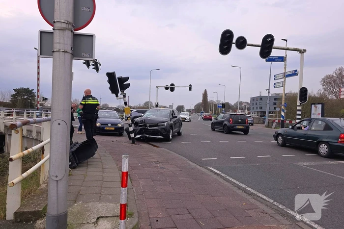 Automobilist klapt op verkeerslicht