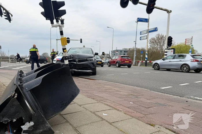 Automobilist klapt op verkeerslicht