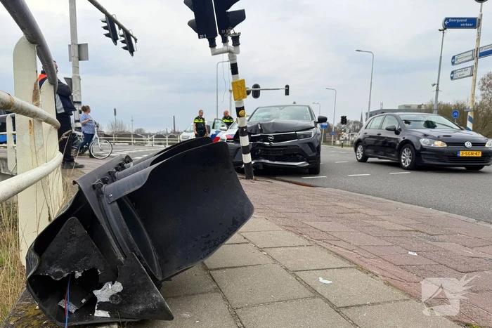 Automobilist klapt op verkeerslicht