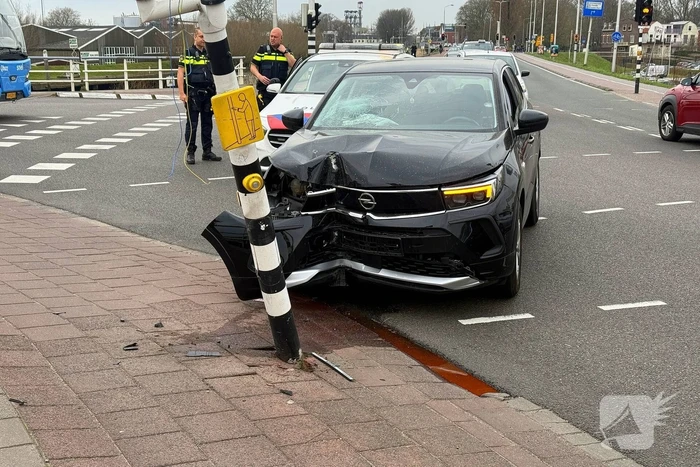 Automobilist klapt op verkeerslicht