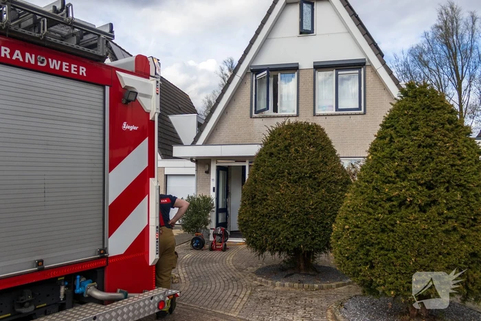 Bewoner naar ziekenhuis na accubrand in woning
