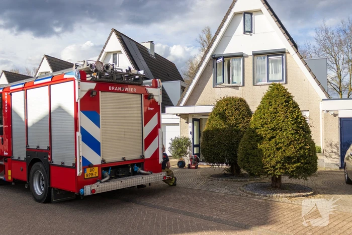 Bewoner naar ziekenhuis na accubrand in woning