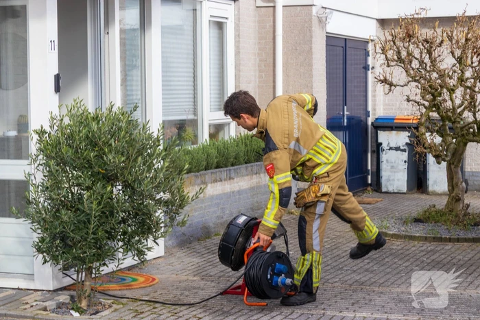 Bewoner naar ziekenhuis na accubrand in woning
