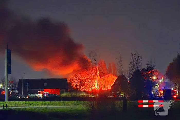 Enorme vlammen bij gebouwbrand naast Schiphol