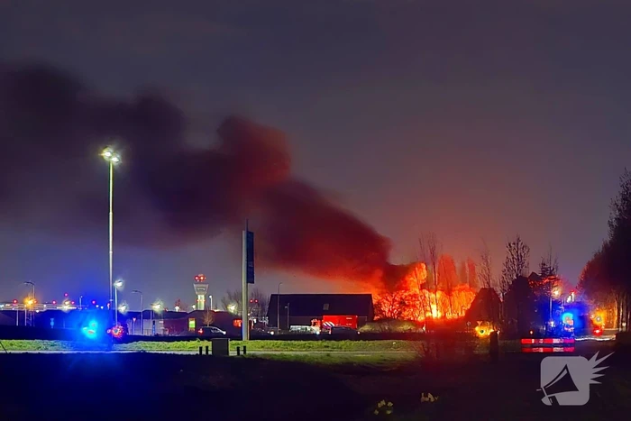 Enorme vlammen bij gebouwbrand naast Schiphol