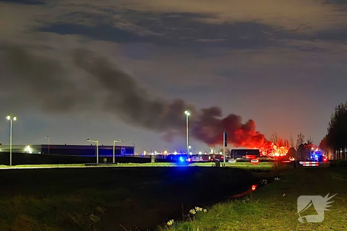 Enorme vlammen bij gebouwbrand naast Schiphol