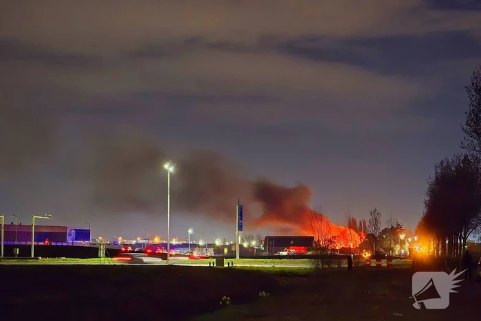 Enorme vlammen bij gebouwbrand naast Schiphol