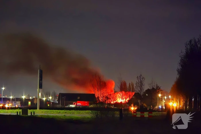 Enorme vlammen bij gebouwbrand naast Schiphol
