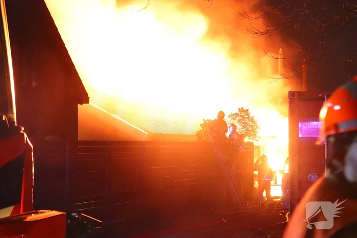 Enorme vlammen bij gebouwbrand naast Schiphol