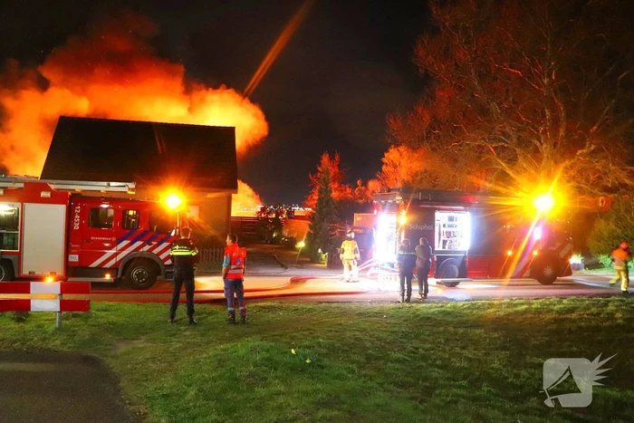 Enorme vlammen bij gebouwbrand naast Schiphol