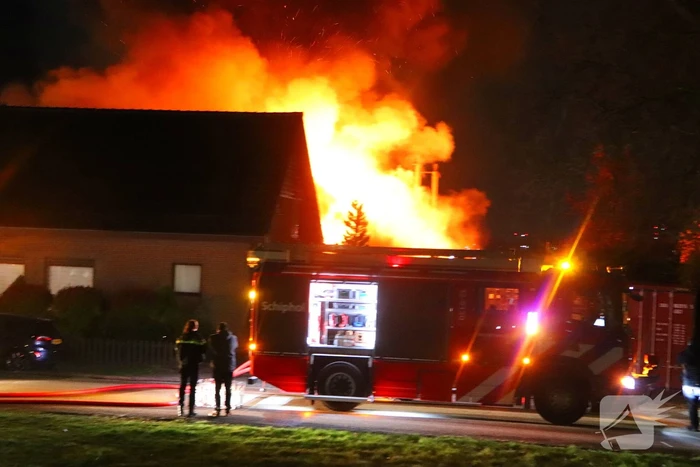 Enorme vlammen bij gebouwbrand naast Schiphol
