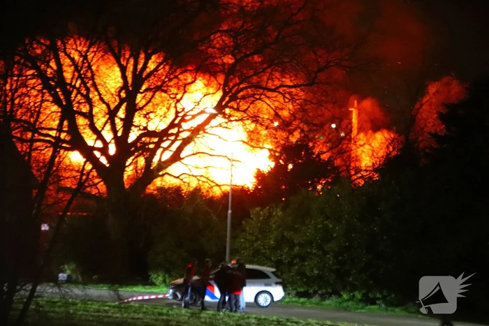 Enorme vlammen bij gebouwbrand naast Schiphol