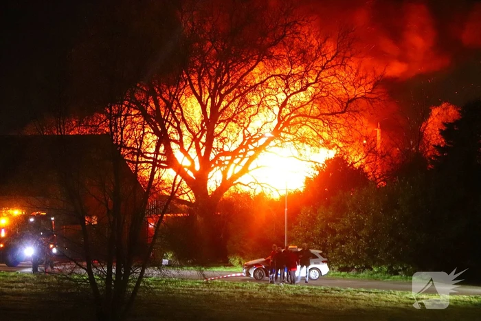 Enorme vlammen bij gebouwbrand naast Schiphol