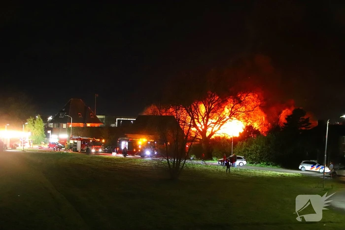Enorme vlammen bij gebouwbrand naast Schiphol