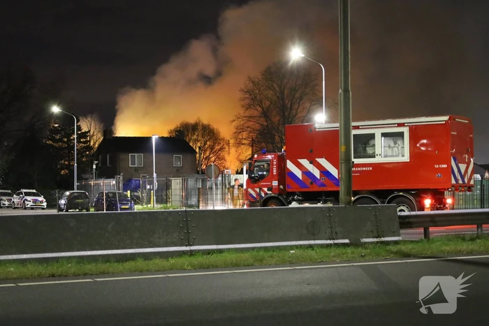 Enorme vlammen bij gebouwbrand naast Schiphol