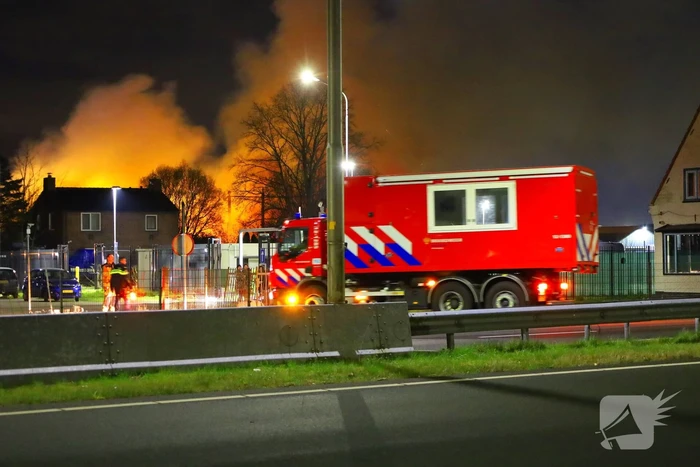 Enorme vlammen bij gebouwbrand naast Schiphol