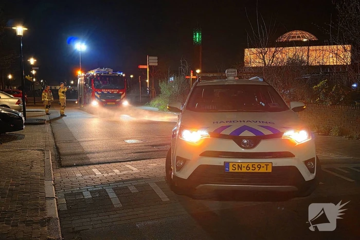 Brandweer reinigt wegdek na ongeval