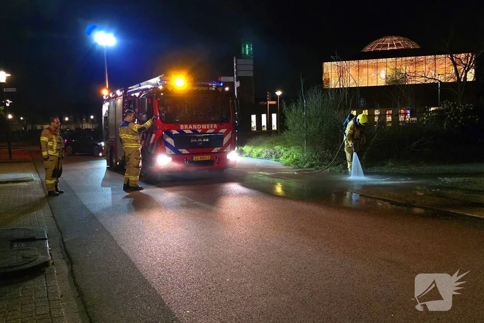 Brandweer reinigt wegdek na ongeval