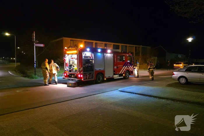 Brandweer reinigt wegdek na ongeval