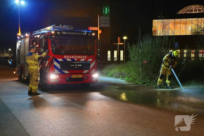 Brandweer reinigt wegdek na ongeval