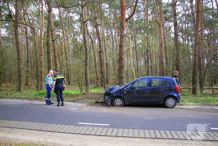 Automobilist raakt van de weg en belandt tegen boom